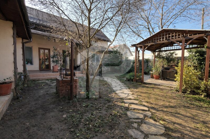 Dobroesti, Soseaua Fundeni, casa spatioasa cu curte proprie, 3 camere + birou.